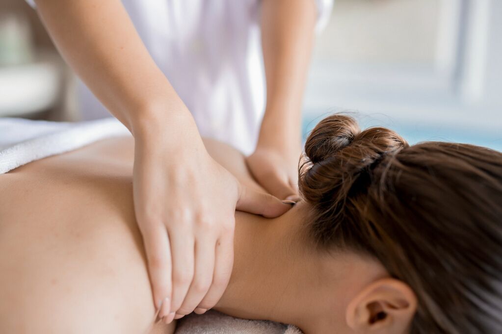Sessione di massaggio per il trattamento dell'osteocondrosi cervicale